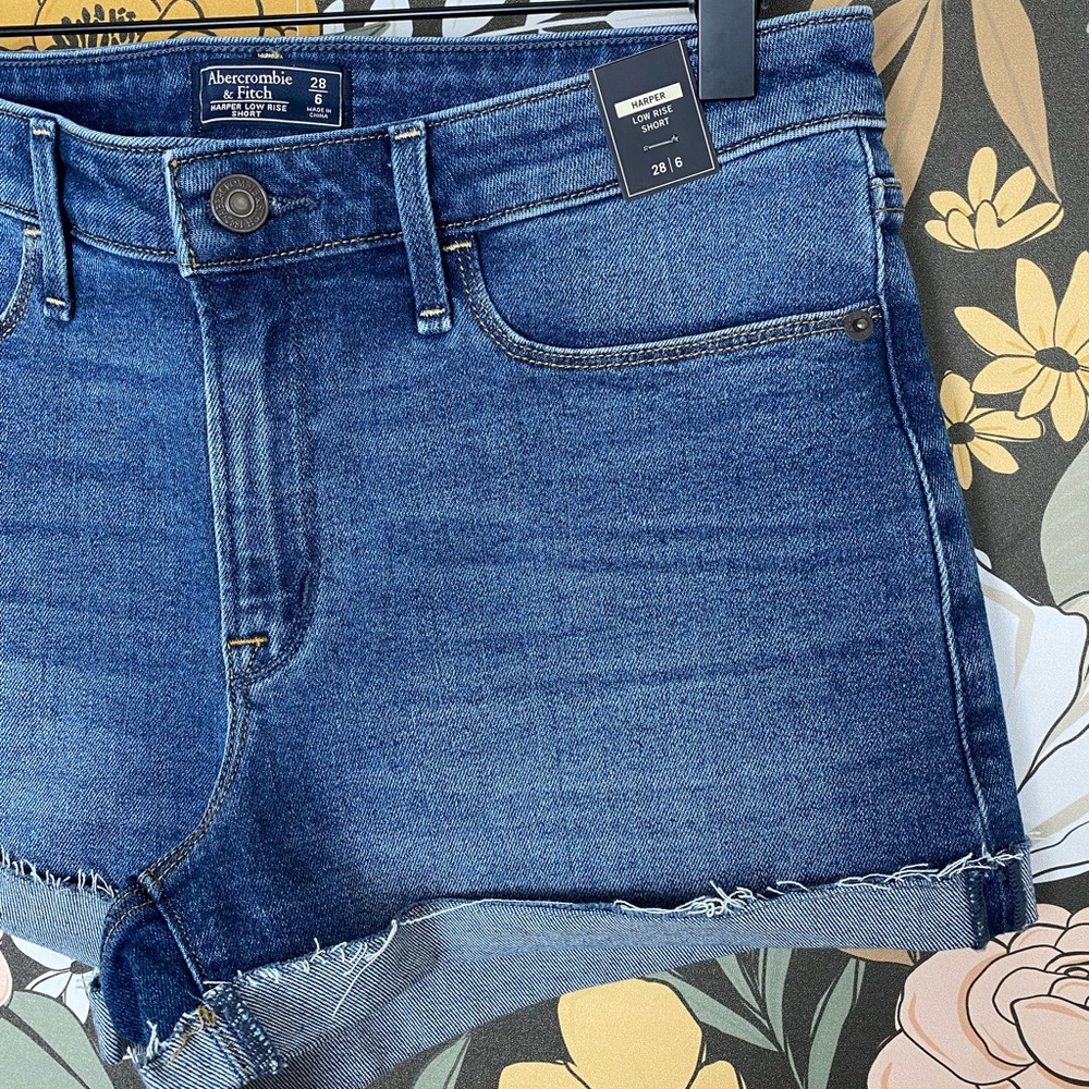 NWT Abercrombie & Fitch Harper Low Rise Short Women Size 28 (6) - Picture 2 of 15